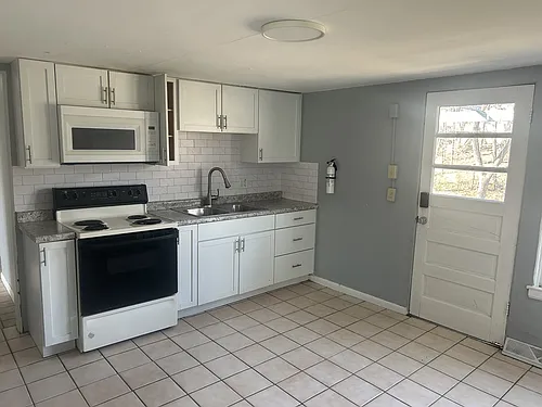 142 Hutchinson St E Photo 1