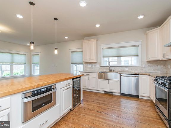 5th image of 538 Leverington Ave