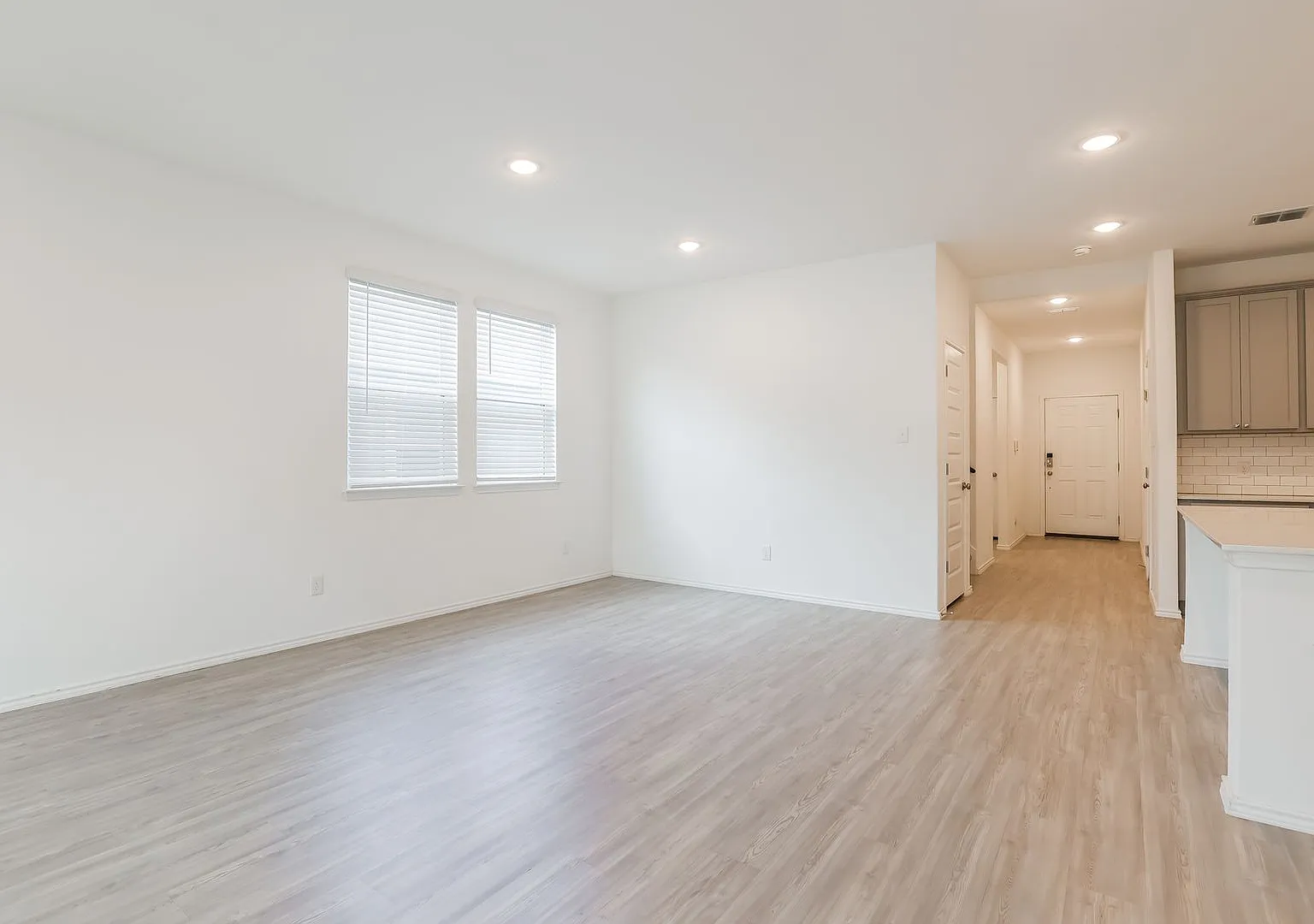 Stunning 4 bedroom, Primary bedroom downstairs , Less than 9 miles from Randolph AFB — Photo 4
