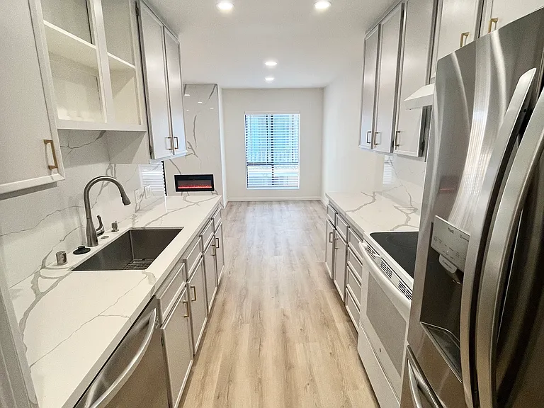 1750 Camino Palmero St #542 — Photo 32