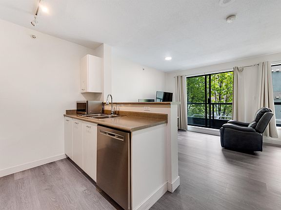 3rd image of 3438 Vanness Ave #205