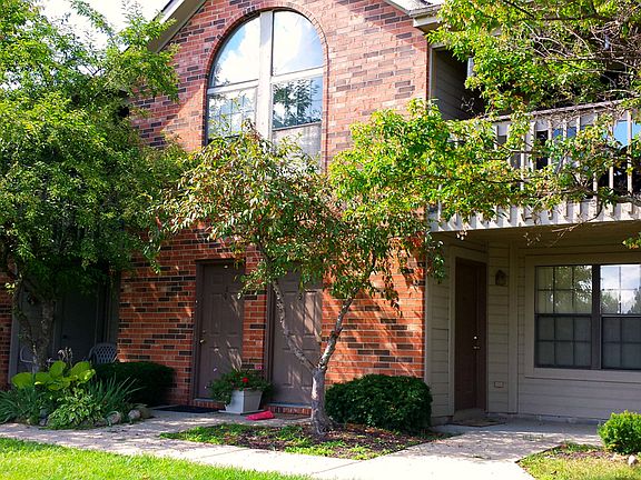 Inviting Building Exteriors - Lancaster Lakes Apartments in Clarkston, MI