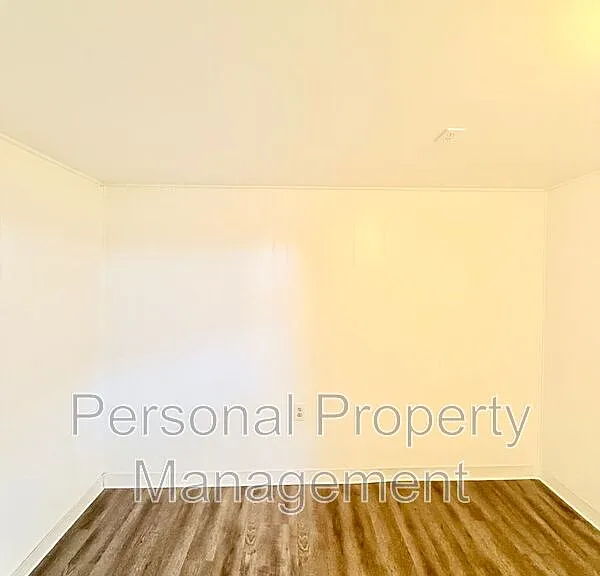 506 W 39th St — Photo 20