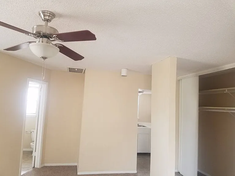 San Mateo Apartments — Photo 26