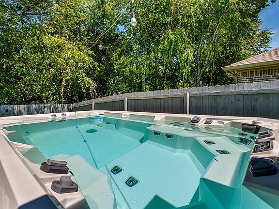 2nd image of 820 Springdale Cir