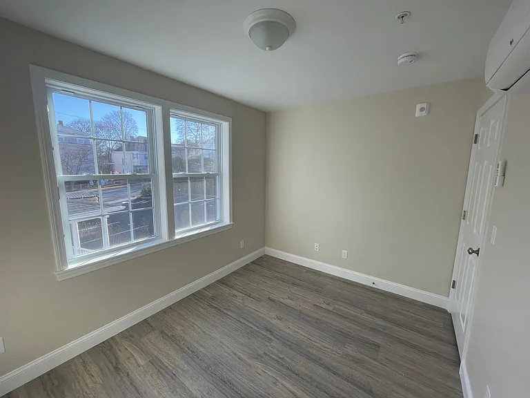 129 Kenoza Ave — Photo 10