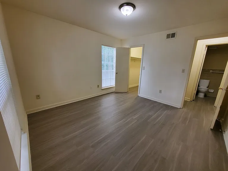 Chateau Montagne Apartments — Photo 18