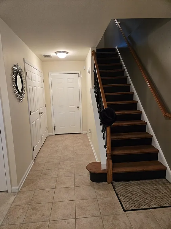 3 bed, 2.5 bath, 1825 sqft, $2,200 — Photo 2