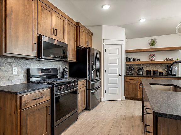 3rd image of 637 Lewis St