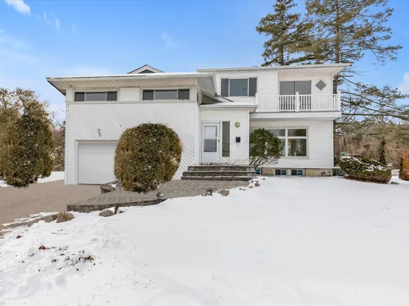 750 Park Ln, East Meadow, NY 11554