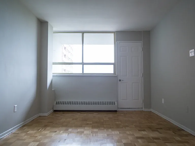 2247 Hurontario St — Photo 11