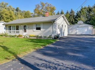 1426 Surrey Rd, Batavia, IL 60510