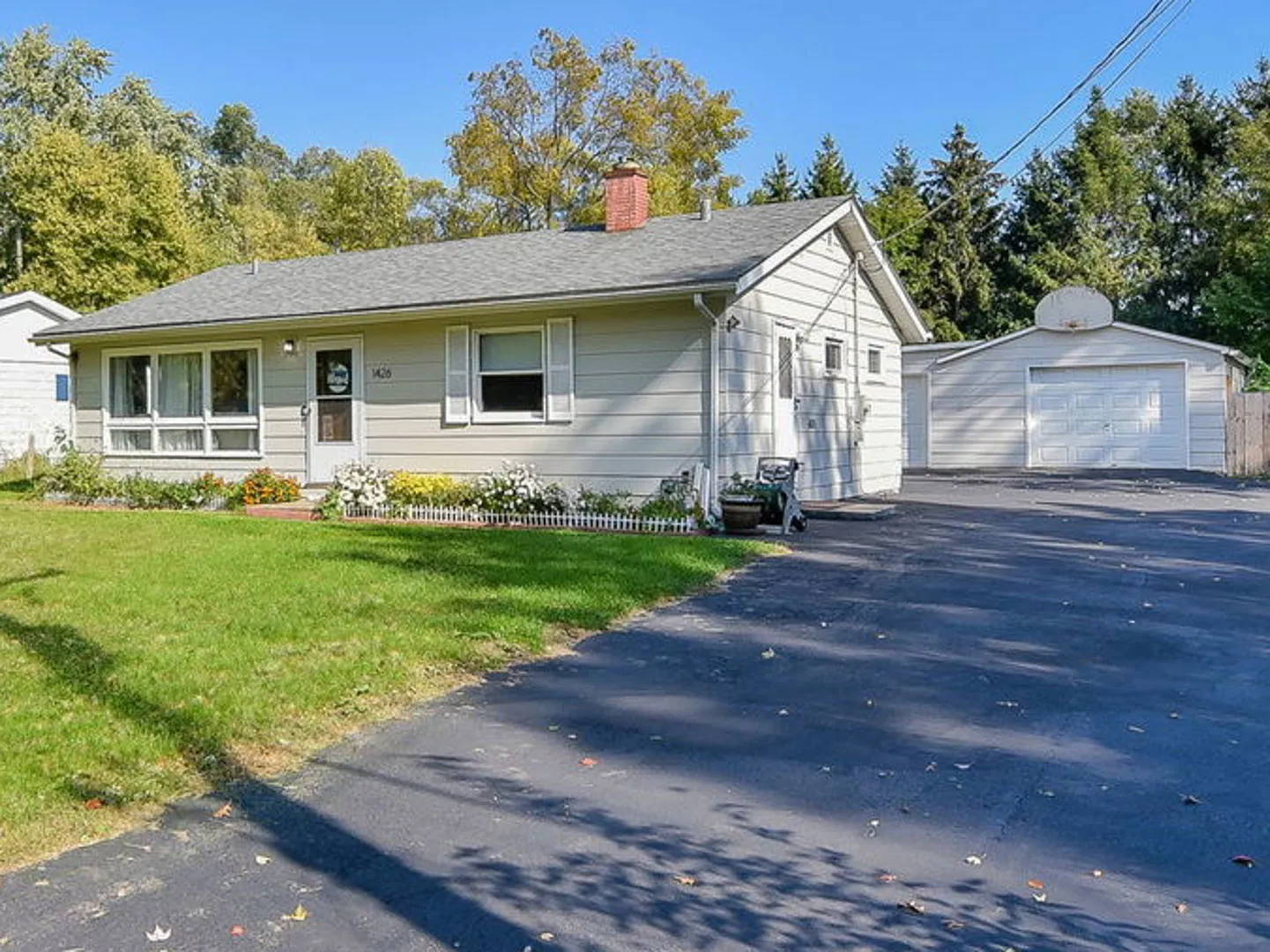 1426 Surrey Rd photo 1
