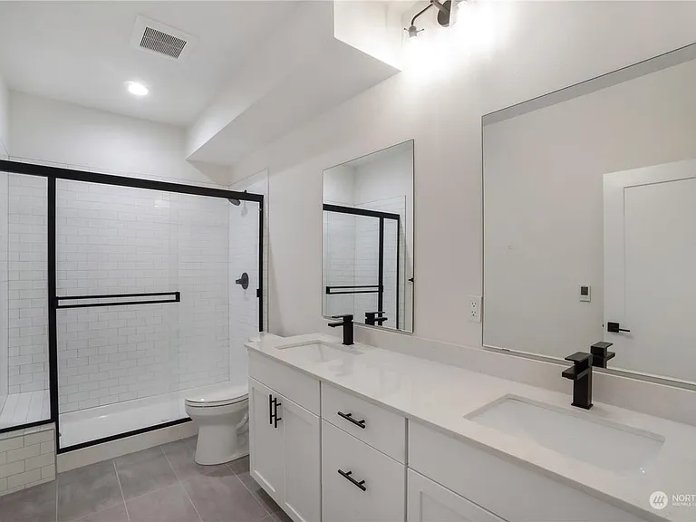 5240 Brooklyn Ave NE #B — Photo 17