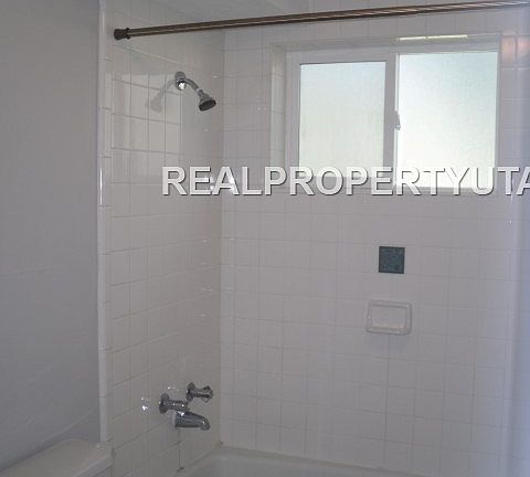 651 Bathrm Down_08252015