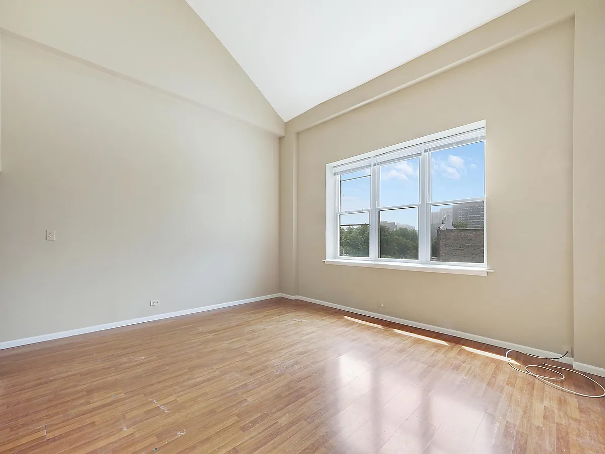 Building Photo - 4942 N Sheridan Rd #6
