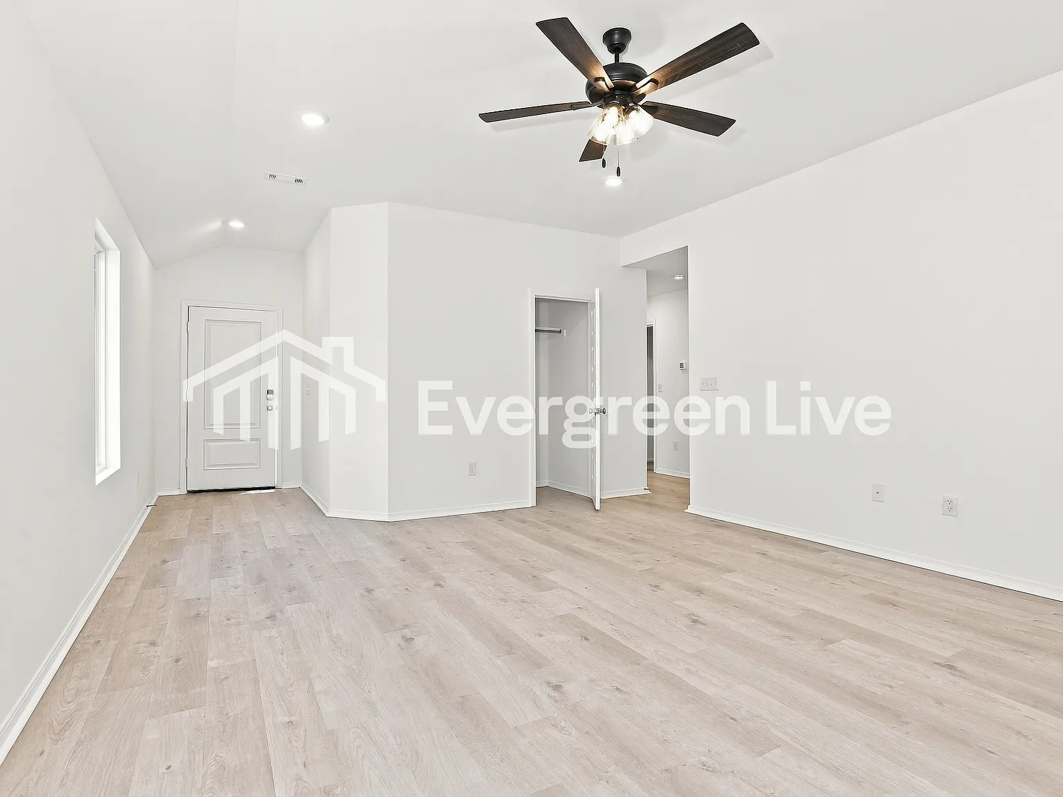 4 bed, 2.0 bath, 1496 sqft, $1,470 — Photo 3