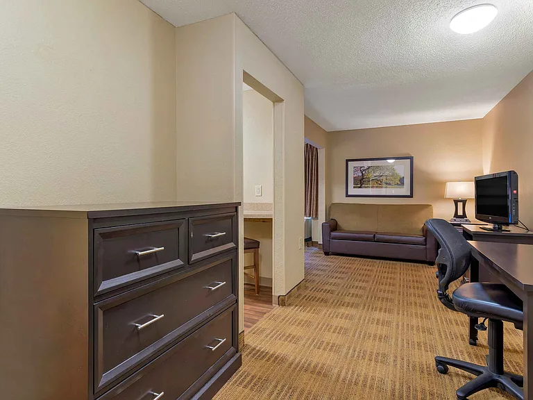 Deluxe Studio - 1 Queen Bed