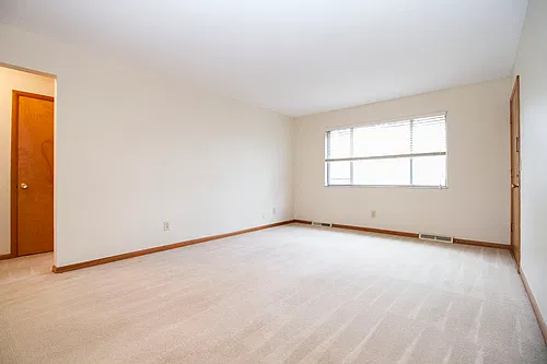 Extra Large 2BR Apartment! 950 SF! Big BR's, On Site Laundry, CA, Storage Locker and Garage w/ Re... — Photo 2