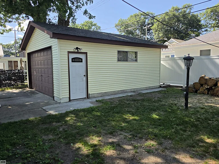 3004 Maplewood Dr — Photo 6