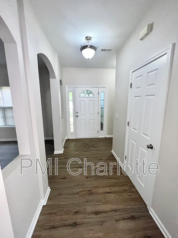 4 bed, 2.5 bath, 2256 sqft, $2,275 — Photo 2