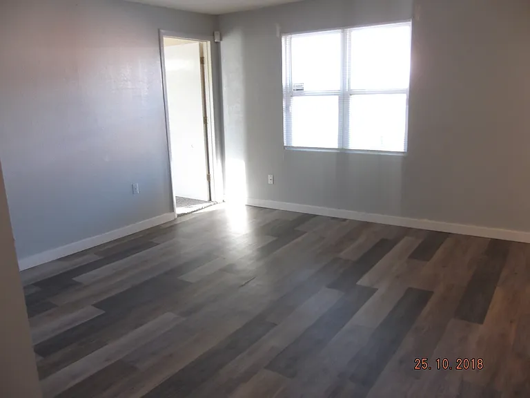 904 W Hefner Rd — Photo 4