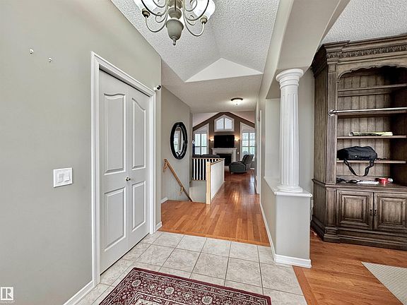 2nd image of 642 Meadowview Cres