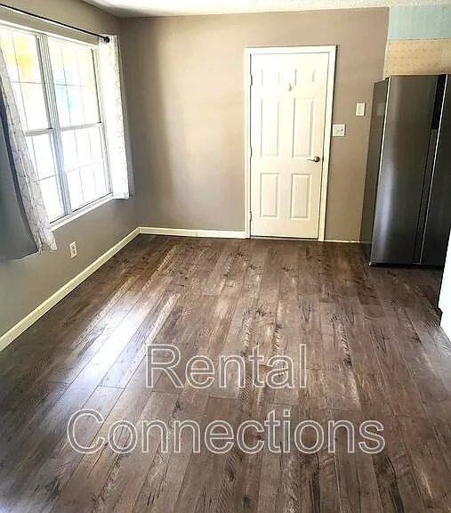 1412 W Walnut St — Photo 4
