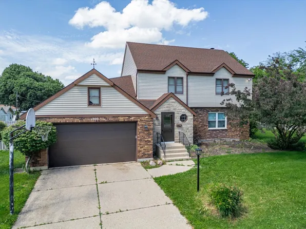 1300 Wolff Ave, Elgin, IL 60123