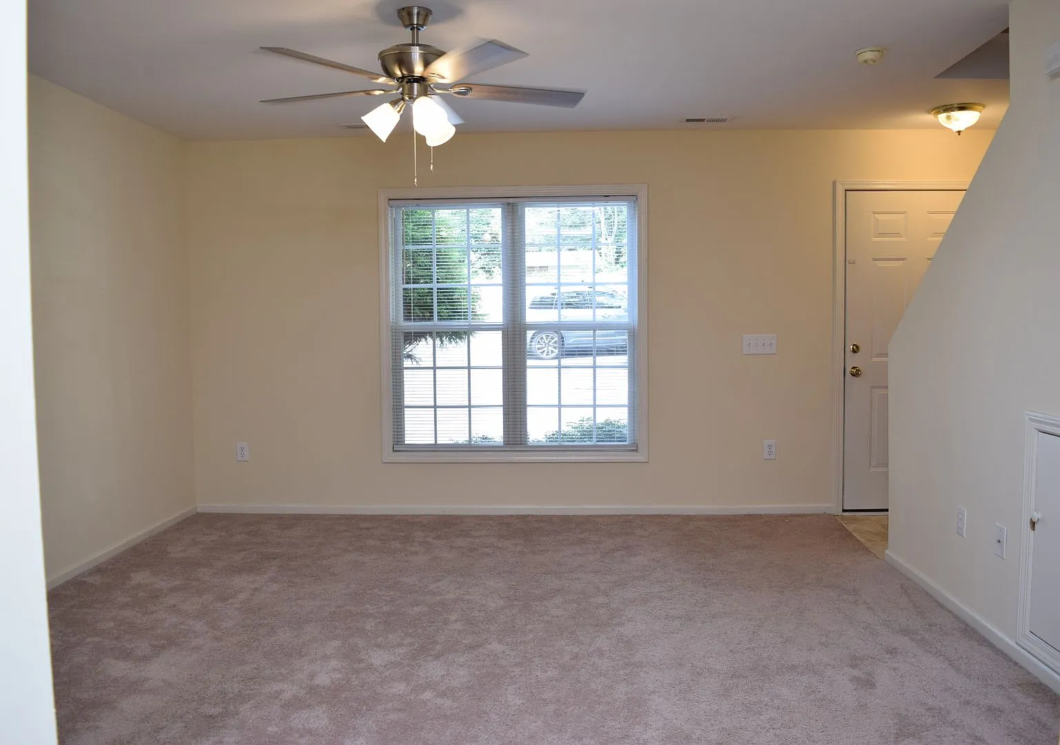 2 Bedroom 1.5 Townhouse w/ Included Utilities — Photo 3