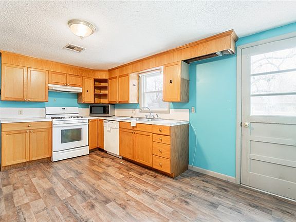 3rd image of 310 S Napier Ave