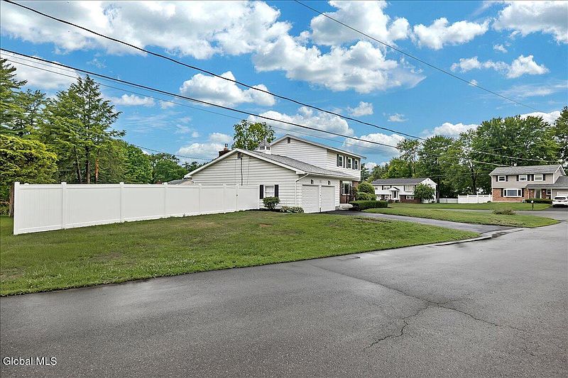 4th image of 8 Woodland Drive