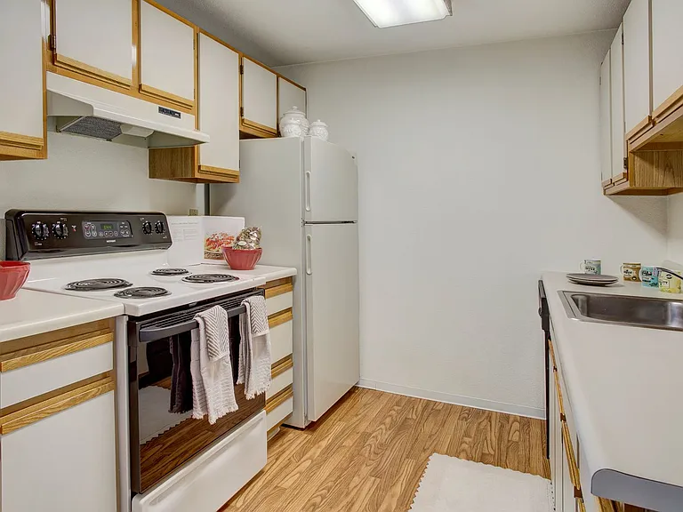 Glenbrook Apartments — Photo 32