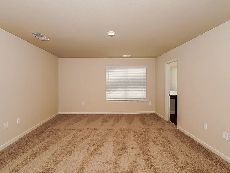 484 Clover Cir — Photo 7