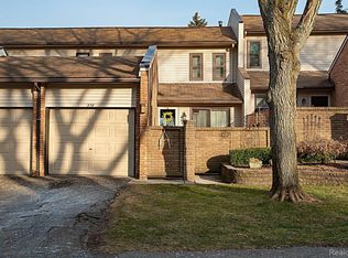 378 Willow Grove Ln, Rochester, MI 48307