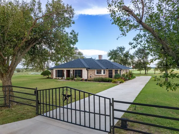1642 Texas Longhorn Trl, Gunter, TX 75058
