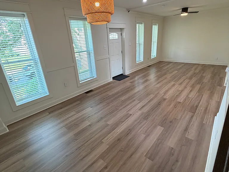1262 Indianola Ave — Photo 2