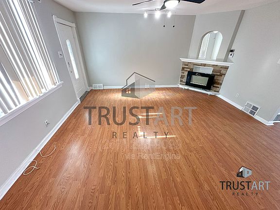 4th image of 217 Stevens St
