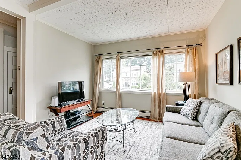 3 bed, 1.0 bath, $4,500 — Photo 2