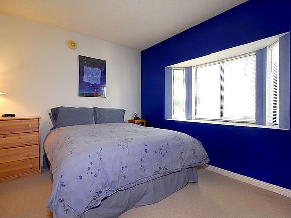 4th image of 6540 Hayvenhurst Ave Unit 40