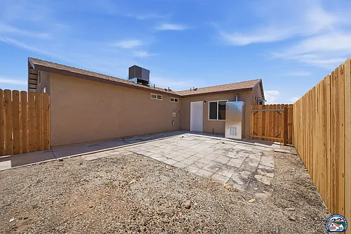 1077 Wozencraft St Photo 1
