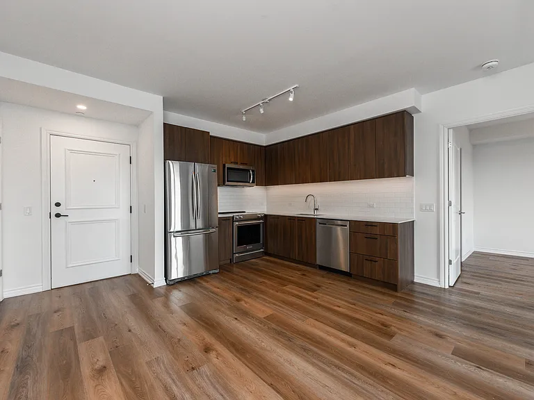571 Prince Edward Dr N — Photo 30