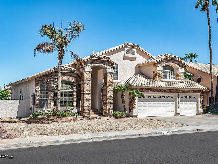 7879 W Kerry Ln — Photo 2