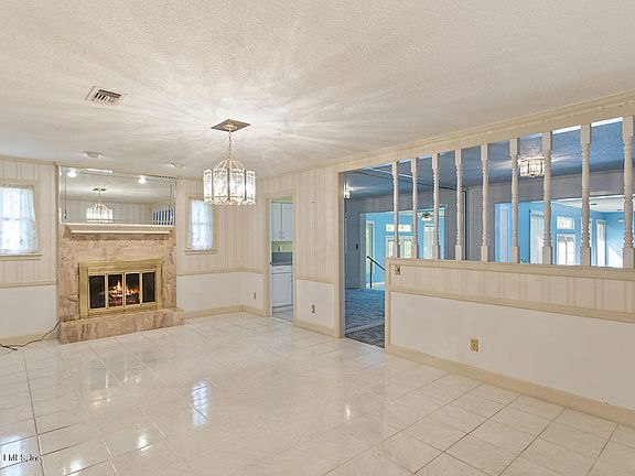 5th image of 1090 Knoll Dr W