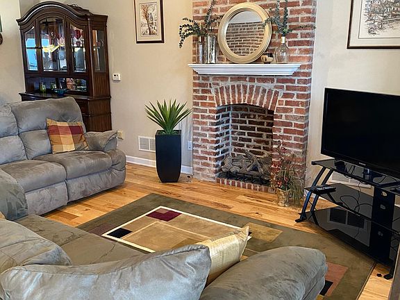 Living room with fireplace (gas logs)