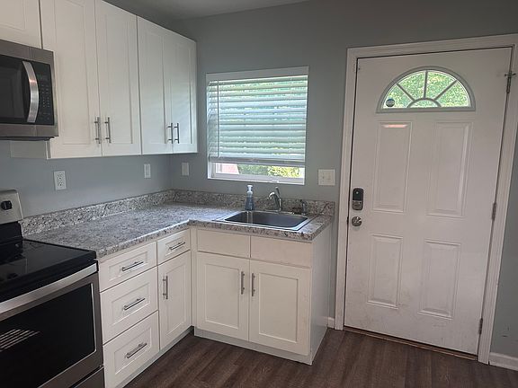 5th image of 2422 Parkway Dr