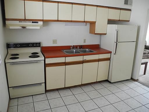 Full eat-in kitchen with plenty of cabinet space (Appliances may vary)