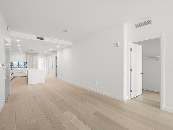 5th image of 9201 E Bay Harbor Dr #805