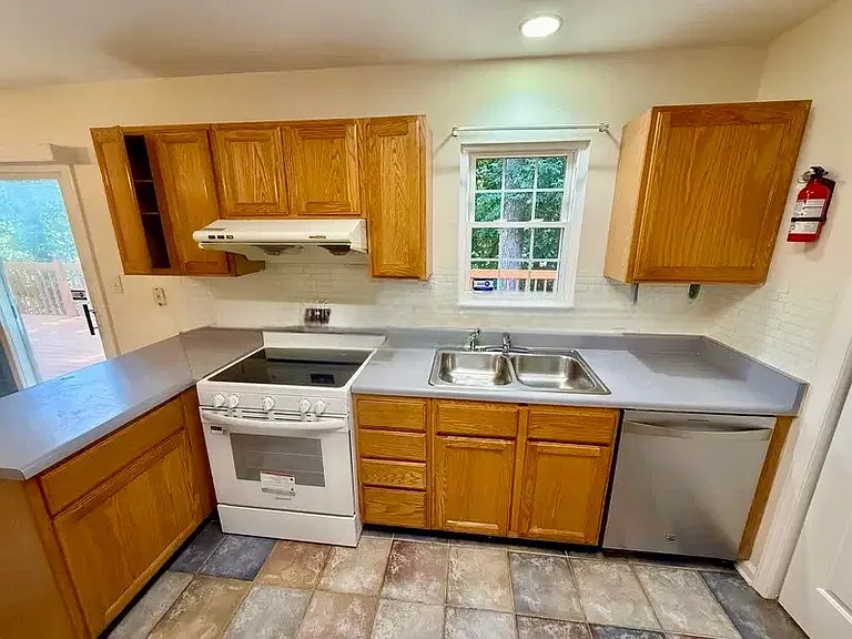 317 Saint Thomas Dr — Photo 2