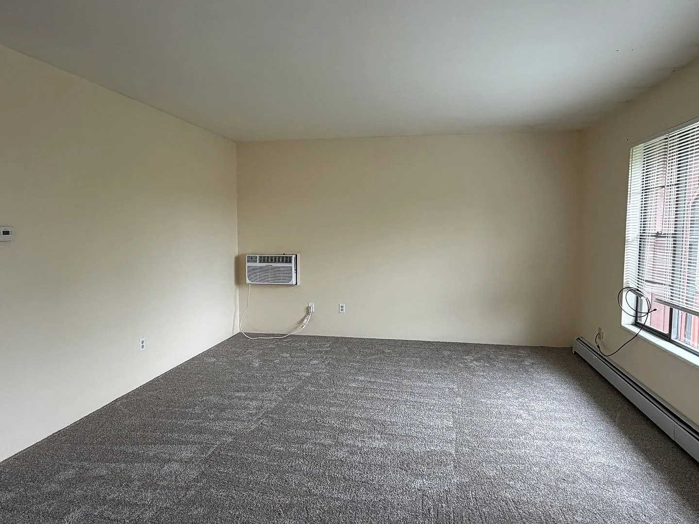 Bright & Spacious 2 Bed with Balcony in Prime Location — Photo 3